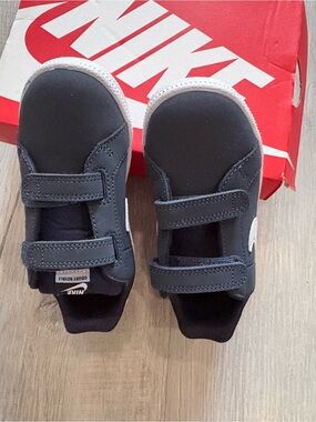 Nike Kids Navy Double-Strap Velcro Sneakers with White Swoosh BNWT Size 10C